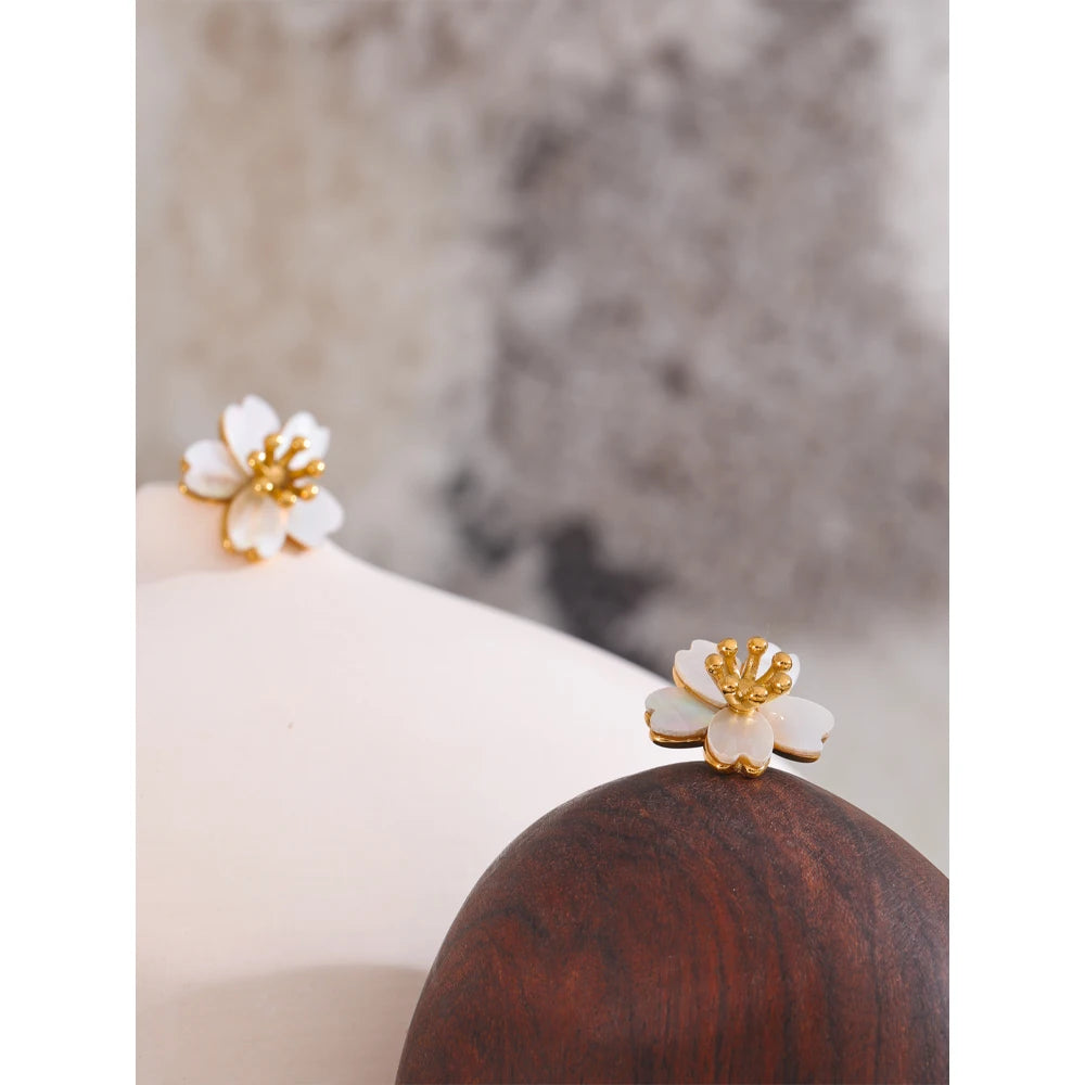 High Quality Natural Shell Flower Golden Daily Stud Earrings for Women Prevent Allergy Stainless Steel Exquisite Jewelry
