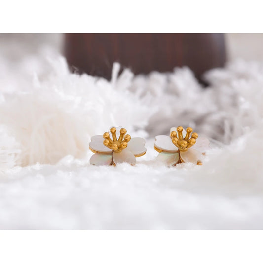 High Quality Natural Shell Flower Golden Daily Stud Earrings for Women Prevent Allergy Stainless Steel Exquisite Jewelry