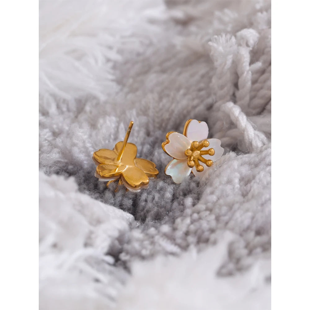 High Quality Natural Shell Flower Golden Daily Stud Earrings for Women Prevent Allergy Stainless Steel Exquisite Jewelry